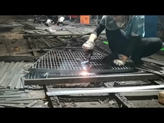 303 Διάδρομοι πεζοδρόμων Ζυγισμένα πλέγματα ασφαλείας Αδιάβροχα διατρημένα βήματα σκαλοπατιών Μεταλλικό πλέγμα