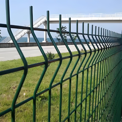3D κάμψη Ζυγισμένο PVC Επικαλυμμένο 1.5M ύψος Τρίγωνο κάμψη V Δαχτυλίδι Πίνακα φράχτη ασφαλείας 50x200mm τρύπα Βιομηχανικό σύστημα